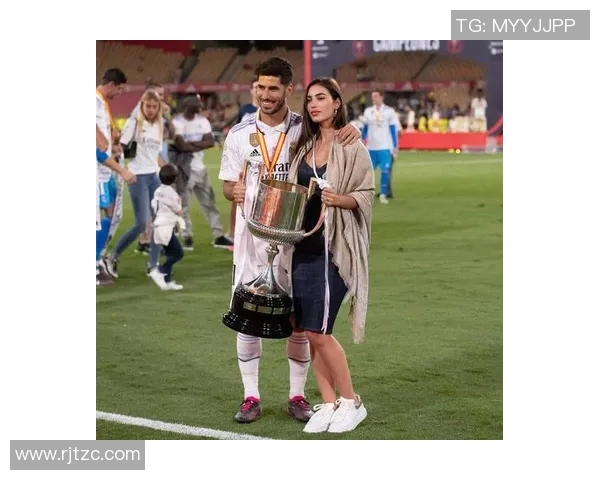 足球明星与女友甜蜜互动瞬间展现爱情的温暖与幸福